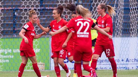 Linda Dallmann (l.) steuerte drei Tore zum Sieg der Bayern-Frauen bei