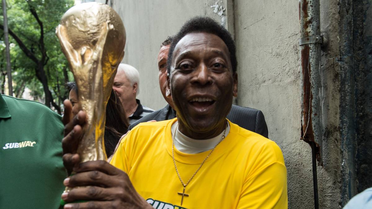 PLATZ 2: PELE - Jahrzehnte lang galt er als bester Fußballer aller Zeiten, ohne Diskussion. 619 Tore in 638 Spielen für den FC Santos, drei Weltmeister-Titel mit Brasilien, diverse Ehrungen als Fußballer und Sportler des Jahrhunderts – und doch kann die heutige Generation nur erahnen, was für ein Phänomen "O Rei" (dt.: Der König) war 