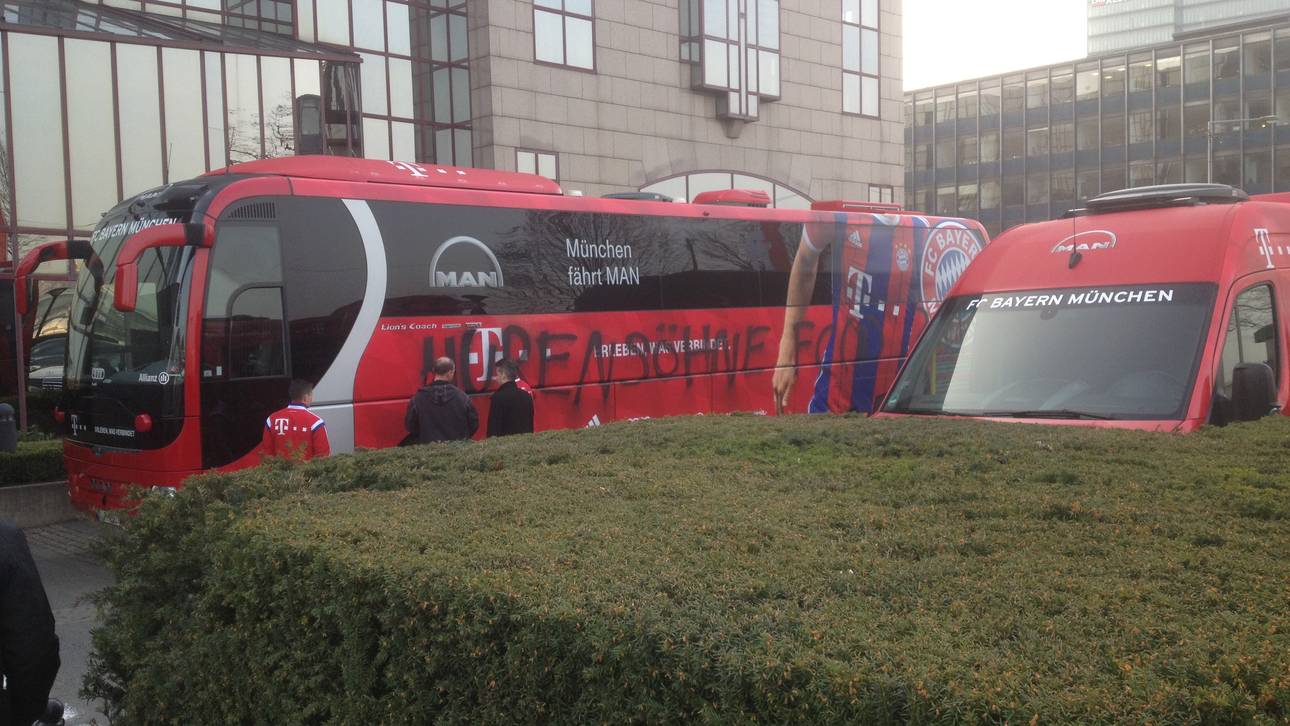 Bayern-Bus in Köln beschmiert