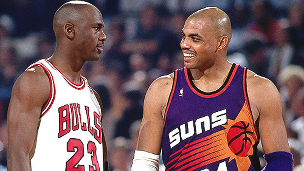Stattdessen kommt Kumpel Charles Barkley (r.) zum Zug. In den Finals begegnen sich die Rivalen wieder.