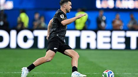 Kurz vor dem Start der Fußball-Weltmeisterschaft wurde der Neuseeländer Tim Payne in den sozialen Medien zum viralen Hit. Lutz Pfannenstiel nimmt die fußballerischen Grenzen des plötzlich weltbekannten Außenverteidigers genauer unter die Lupe.