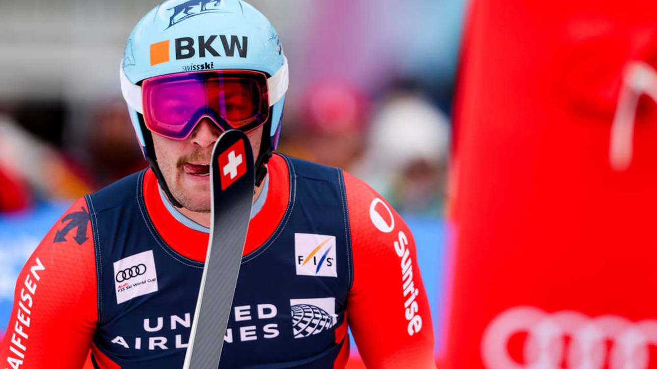 Alexis Monney schnallt im Ziel seine Skier ab