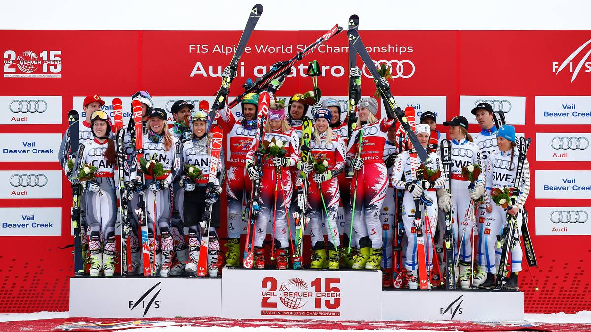 Auf dem Podium ist es ziemlich voll, aber die Stimmung ist ausgelassen. Die Deutschen müssen nun auf die technischen Einzel-Disziplinen hoffen