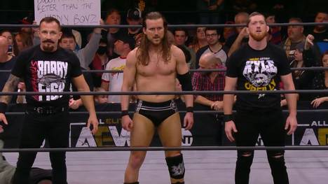 Kyle O'Reilly (r.) traf bei AEW auf seine alten WWE-Gefährten Adam Cole (M.) und Bobby Fish