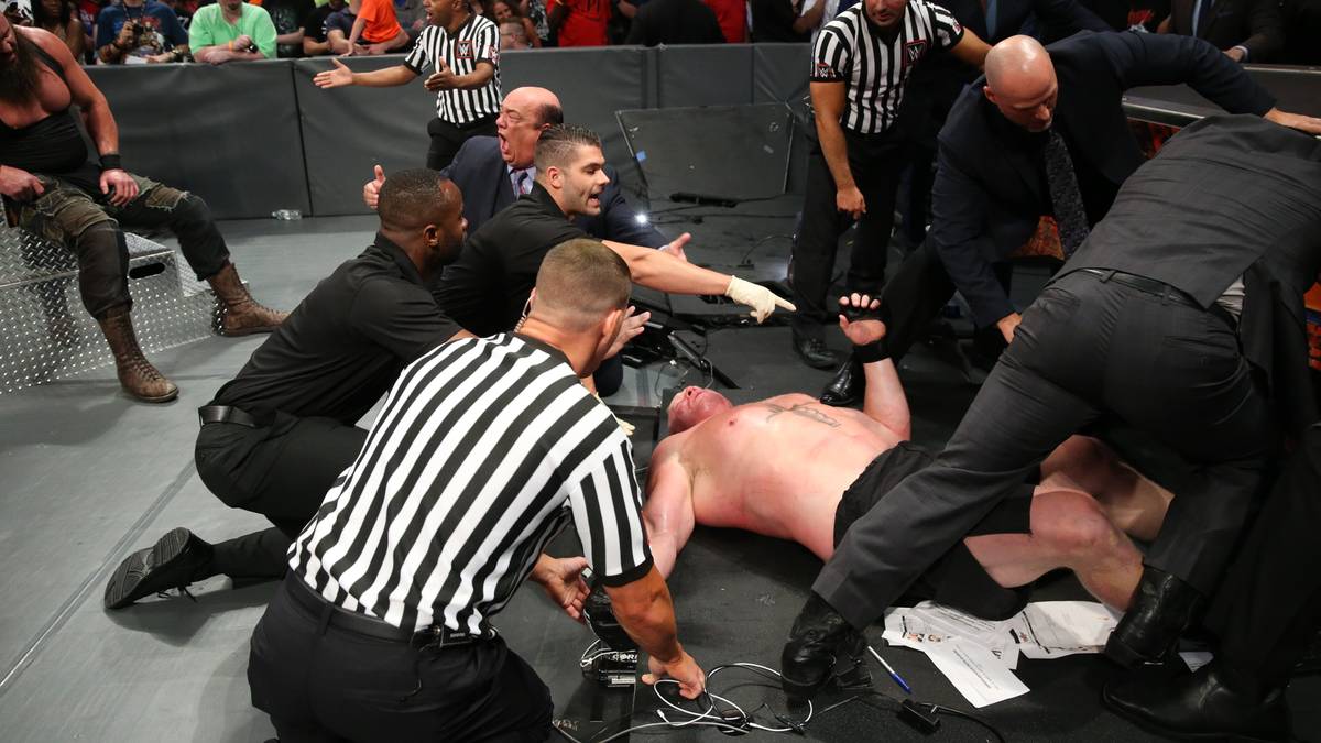 Er befördert Champion Lesnar nacheinander durch zwei Kommentatorentische - und wirft den dritten auf ihn