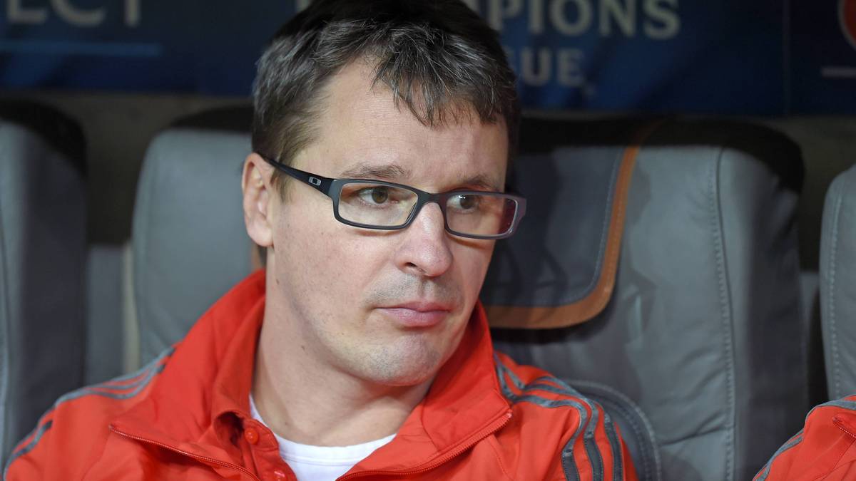 DR. ROLAND SCHMIDT: Der Internist und Kardiologe darf sich über sechs neue Kollegen freuen, die in die neu aufgestellte medizinische Abteilung integriert werden. In dem Neubau an der Säbener Straße wurde jüngst eine neue Praxis eröffnet. So können aufkommende Probleme bei den Bayern-Stars nun noch schneller behandelt werden