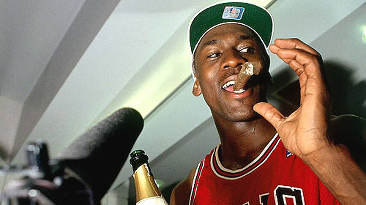 Dort hat wieder Mike die Nase vorn. Im letzten Spiel erzielt er im vierten Spielabschnitt alle Bulls-Punkte, bis er für den finalen Wurf John Paxson bedient, der von draußen trifft.