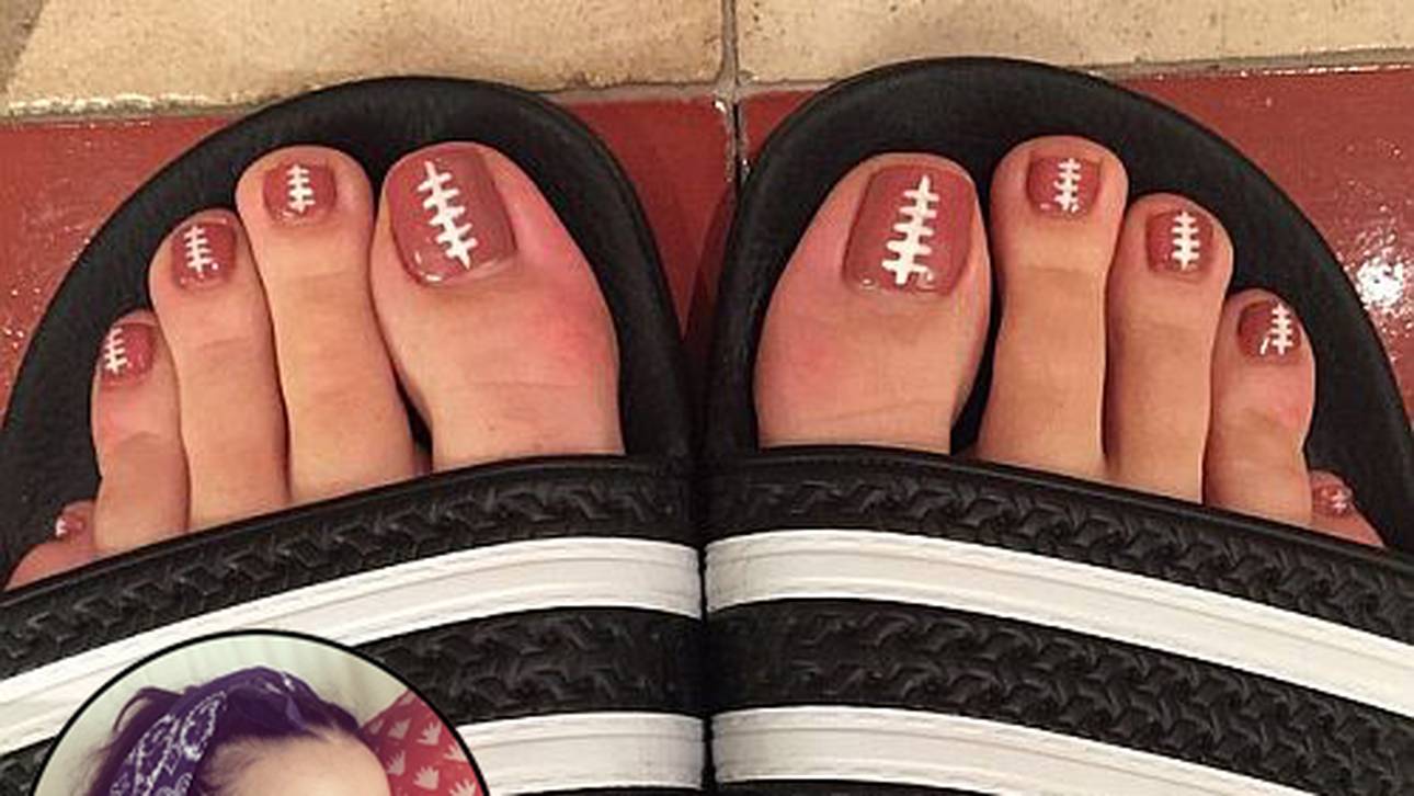 Katy Perry posiert mit Super Bowl-Zehen