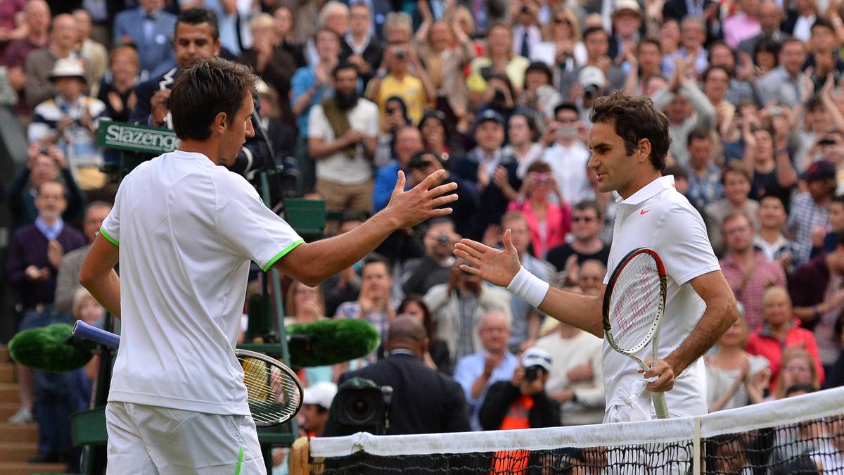 2013 ist Federers schwärzestes Jahr. Nach seinem einzigen Turniersieg des Jahres in Halle verliert er in Wimbledon in der 2. Runde gegen Sergiy Stakhovsky (l.). Rückenbeschwerden erschweren das weitere Jahr. Federer fällt nach zehn Jahren aus den Top 5 der Weltrangliste