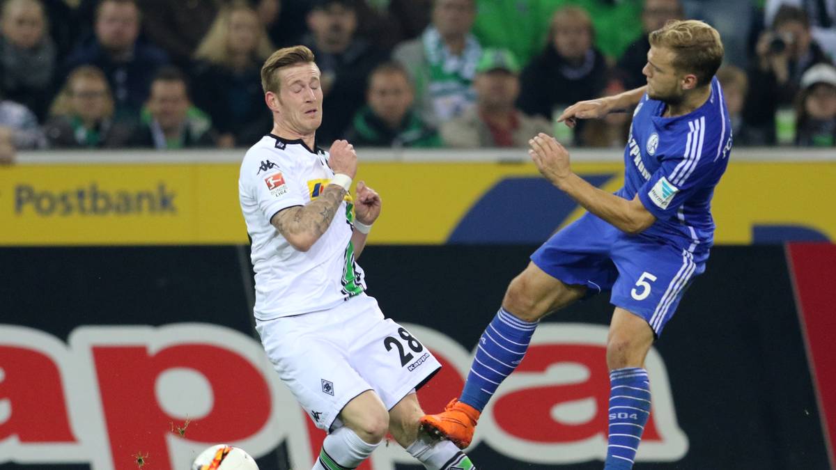 Das tut schon beim Hinschauen weh! Schalkes Johannes Geis (r.) erwischt Andre Hahn von Borussia Mönchengladbach am 10. Spieltag der Bundesliga-Spielzeit 2015/16 äußerst schmerzhaft zwischen Knie und Schienbein
