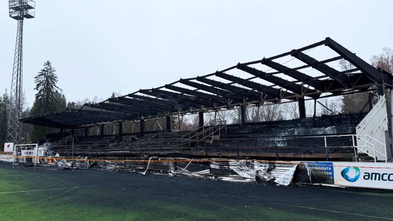 Frust! Fans fackeln Tribüne ab