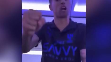 Ex-Bayern-Leihe Joao Cancelo postet in seiner Instagram-Story ein Video, in dem er einem Kollegen offenbar mit der Faust droht. Doch dahinter steckt ein offensichtlicher Spaß.