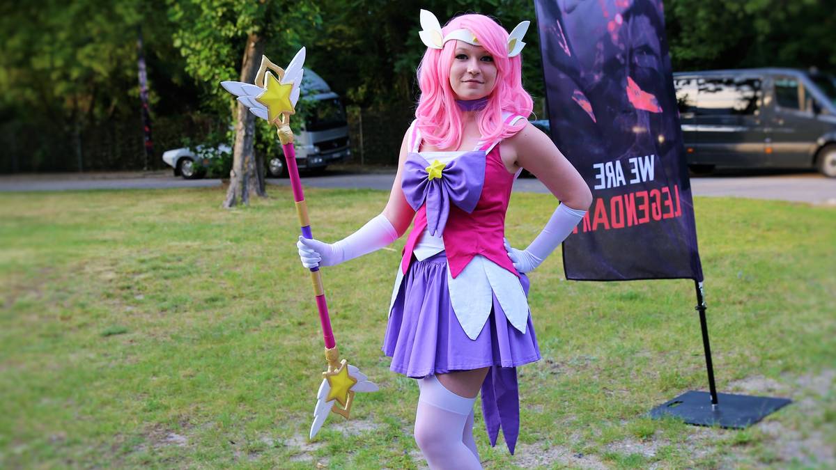 Wie in jeder Woche zeigen die Fans auch diesmal ihre Liebe zum Detail. Diese junge Dame kommt in einem „Star Guardian Lux“- Dress zur LCS