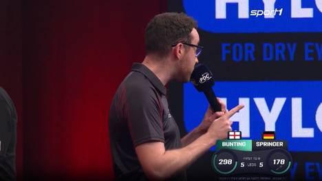 Niko Springer zeigt gegen Stephen Bunting eine bärenstarke Leistung und zieht ins Achtelfinale der European Darts Trophy ein. Im Decider muss der Caller eingreifen und das Göttinger Publikum aufgrund von Pfiffen gegen Bunting ermahnen.