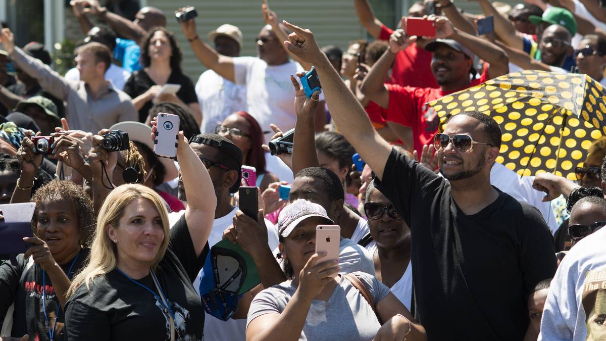 Einige stimmen auch den berühmten Schlachtruf "Ali boma ye" (Ali, töte ihn) an, mit dem die Menschen ihn beim legendären "Rumble in the Jungle" gegen George Foreman 1974 in Kinshasa anfeuerten.