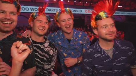 Die Fans von Peter Wright feiern vor dem ersten Match des Titelverteidigers ihr Idol und zeigen, wie verrückt sie sind. 