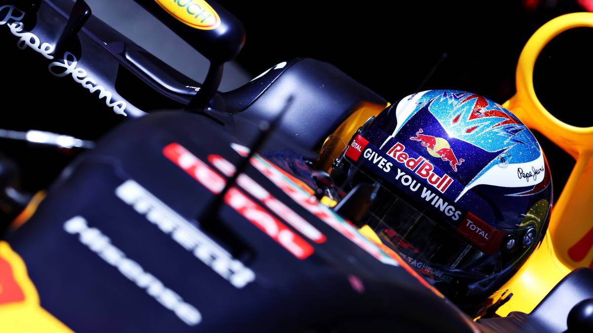 Für die positive Überraschung des Tages sorgt Red Bull. Youngster Verstappen schafft es direkt in seinem ersten Qualifying für Red Bull auf Rang vier, einen Platz hinter Teamkollege Daniel Ricciardo