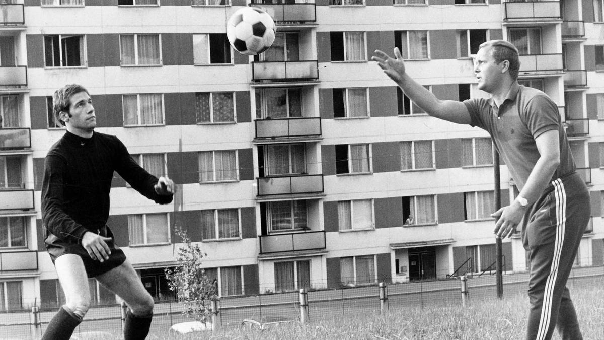 2. Karl-Heinz Mülhausen (r.): Bundesliga-Debüt als Cheftrainer 1968 für Hannover 96 mit 30 Jahren, sieben Monaten und 30 Tagen