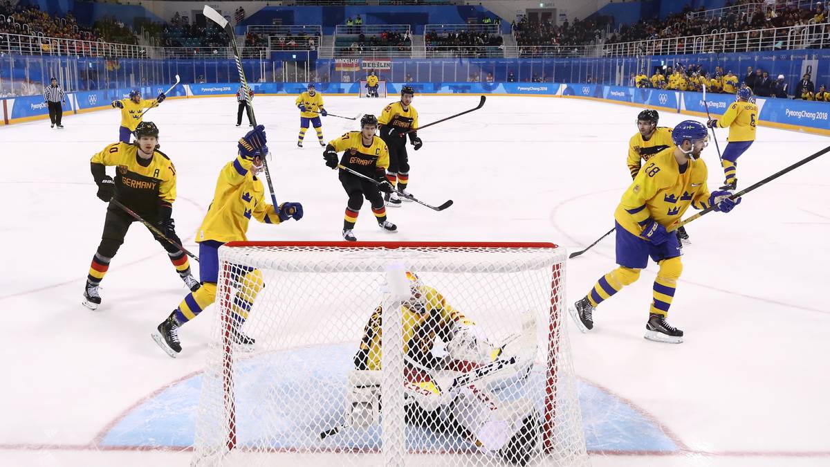 Aber Schweden kommt zurück, antwortet mit wütenden Angriffen und schießt aus allen Lagen. Im letzten Drittel gelingen dem zweimaligen Olympiasieger drei Treffer. Mit 3:3 geht es am Ende in die Verlängerung