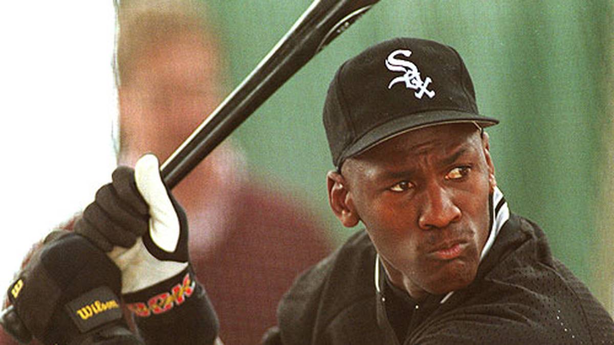 Die Chicago White Sox geben ihm die Chance. Für viele gilt das Experiment als gescheitert, da es Jordan nie in die Major Leagues schaffte. Bei den Birmingham Barons - Farmteam der White Sox -  lief es auch nicht wirklich rund. 1994 macht er gegen die besten Baseball-Talente jedoch eine gute Figur. Der spätere MLB-Cheftrainer Terry Francona traut ihm damals für 1995 den Sprung in die MLB zu.