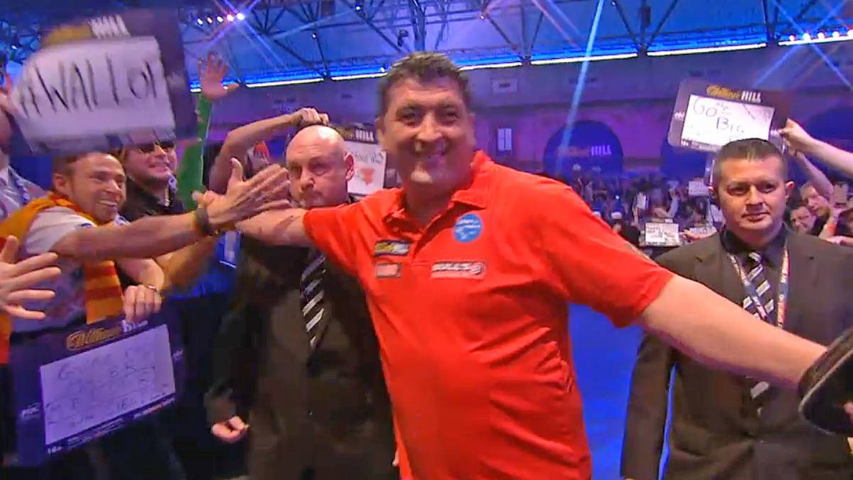 Große Vorfreude vor dem Match: Mensur Suljovic genießt seinen Einlauf sichtlich