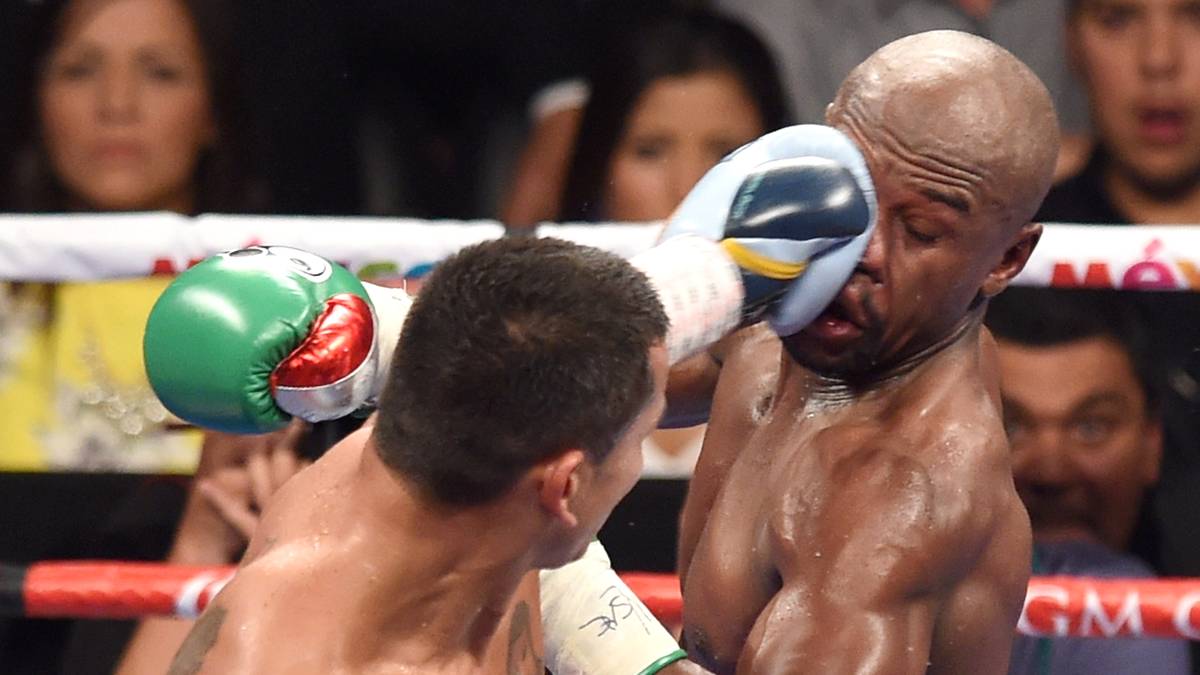 Platz 5: Floyd Mayweather - 32 Mio. Dollar (gegen Marcos "El Chino" Maidana, September 2014). Einst wurde Mayweather auch "Pretty Boy" genannt, weil er so wenig Treffer kassierte. Gegen Maidana gerät dieser Spitzname in Gefahr. Beim 46. Sieg im 46. Kampf kassiert Mayweather vom Argentinier nicht nur empfindliche Trefferm sondern wird sogar in die Hand gebissen. Nach dem Kampf schimpft der Champ: "Nach der achten Runde konnte ich meine Hand nicht bewegen. Sie war taub." Zum Sieg reicht es dennoch. Während "Money" erneut 32 Millionen kassiert, werden Maidana ganze 1,5 Millionen garantiert