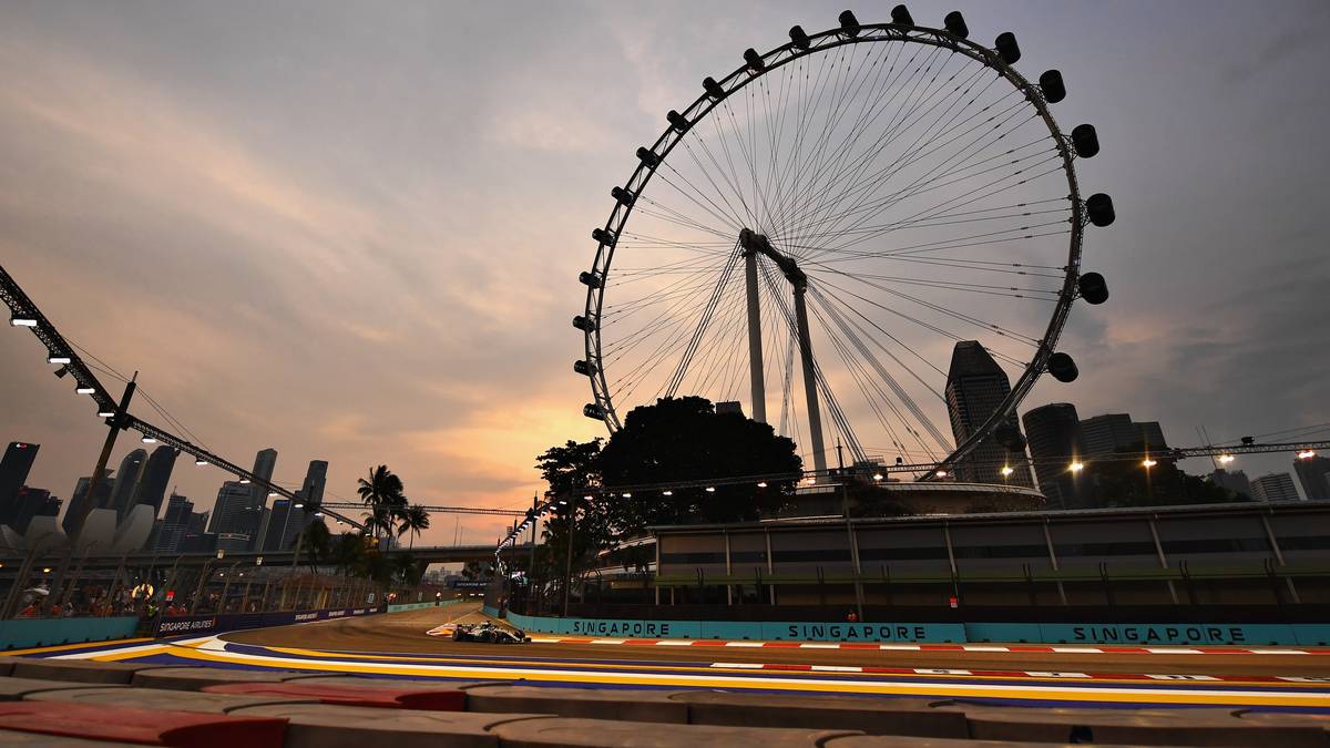 Vor der beeindruckenden Kulisse in Singapur schnappte sich Lewis Hamilton die Pole