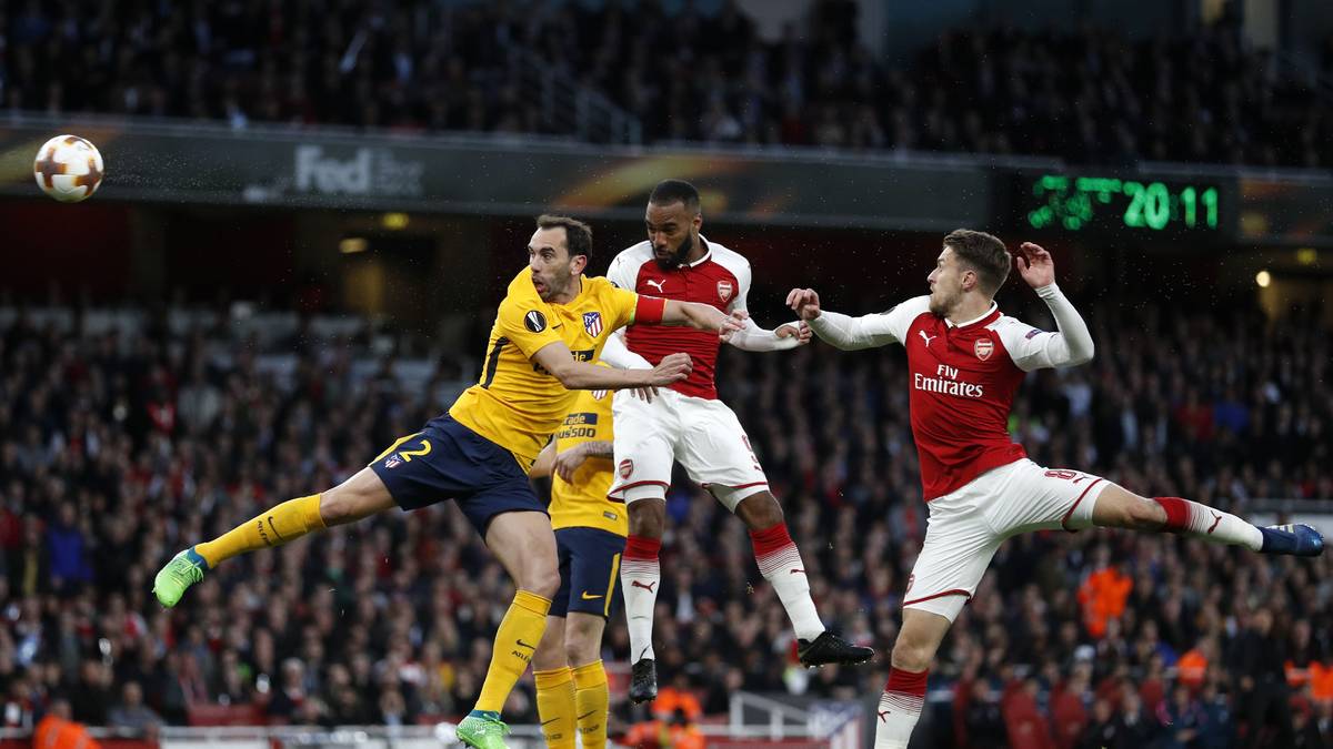 Nach dem Seitenwechsel erlöst Lacazette (M.) die Hausherren. Nach einer Flanke von Jack Wilshire köpft der Franzose aus kurzer Distanz ein