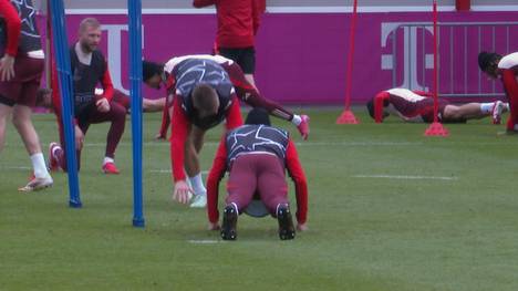 Voller Fokus beim FC Bayern. Das Champions-League-Rückspiel gegen Leverkusen steht an. In Sachen Liegestütze könnte dieser Bayern-Star aber noch etwas Nachhilfe vertragen.