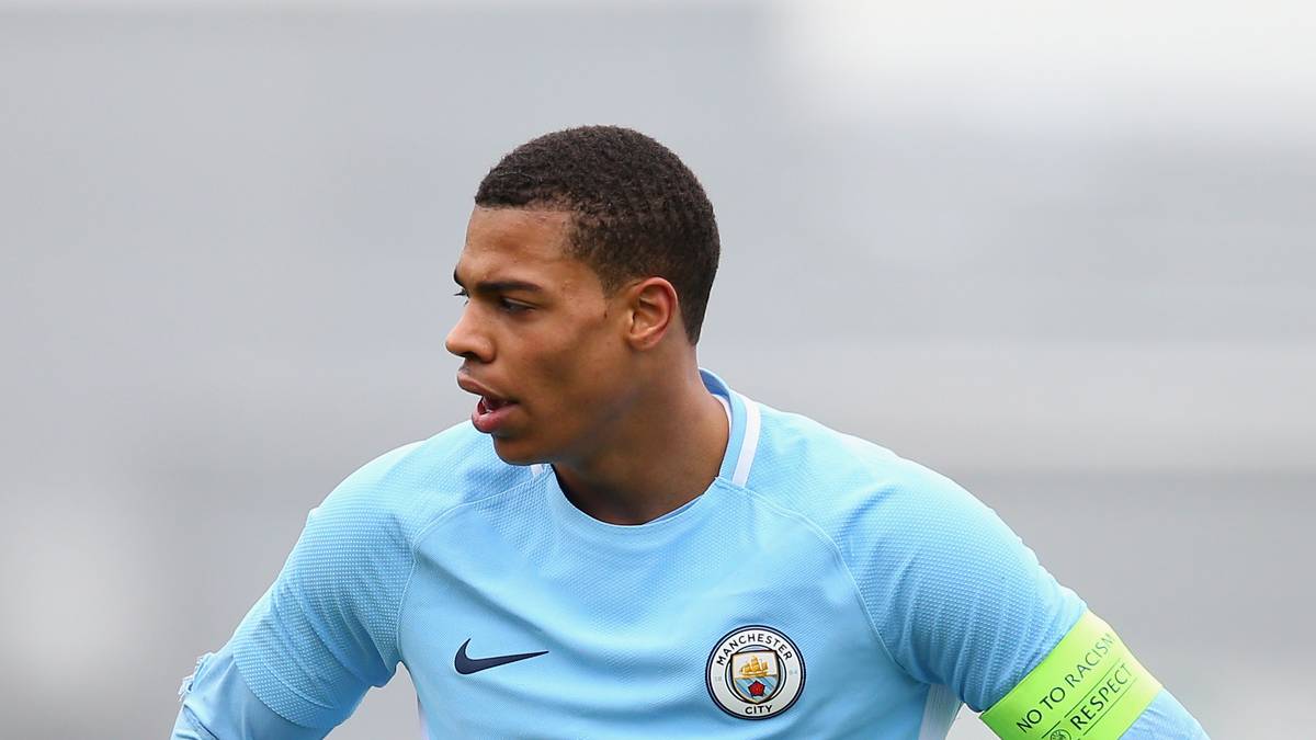 Nun wurde das ManCity-Talent überraschend für die deutsche U21 nominiert. "Ich sehe Deutschland als meine Heimat an. Bis ich neun Jahre alt war, habe ich in Hamburg gelebt und habe auch heute noch einen großen Bezug zur Stadt und den Leuten", sagte Nmecha. Doch das Duell mit den ehemaligen Teamkollegen fällt für ihn ins Wasser, denn die Spielberechtigung für den DFB ist trotz eines Eilantrags nicht rechtzeitig eingetroffen