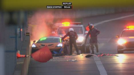 Nach mehreren Unfällen, langen Safety-Car-Phasen und dem Rennabbruch gewinnen Christopher Dreyspring und Aleksey Sizov das zweite Rennen der ADAC GT4.