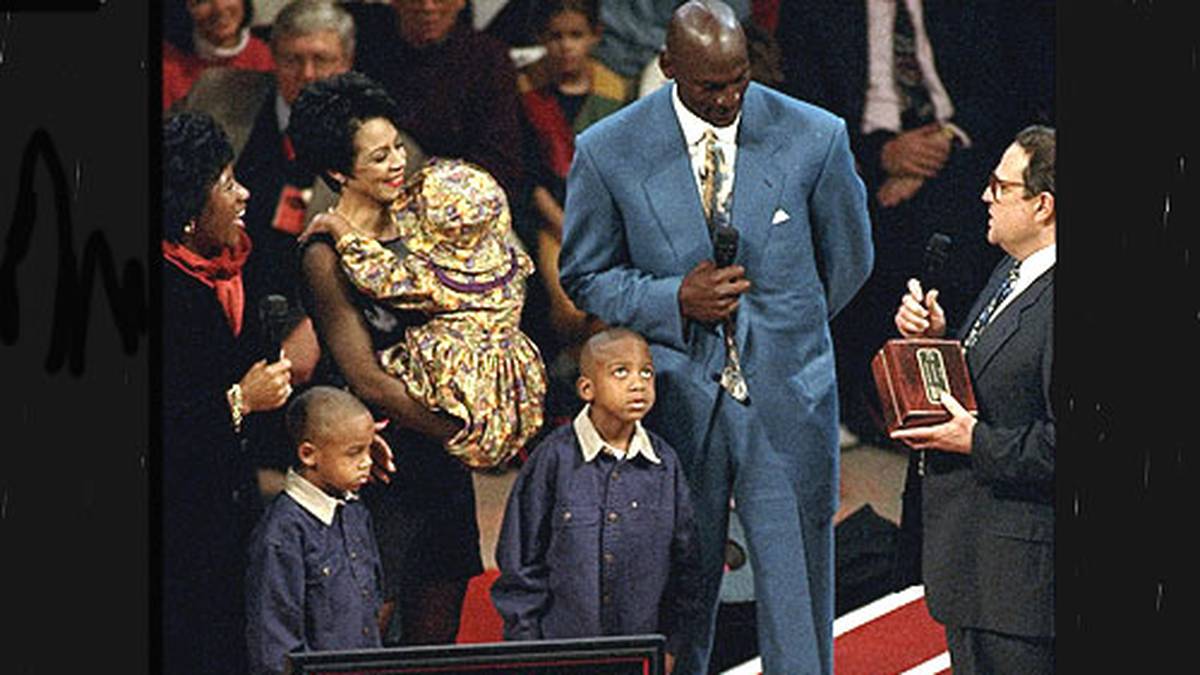 Dazu kommt es jedoch nicht mehr. Frau Juanita und die Jungs Jeffrey und Marcus sind dabei, als seine Nummer retired ...