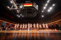 Die deutsche Basketball-Nationalmannschaft bei der Hymne