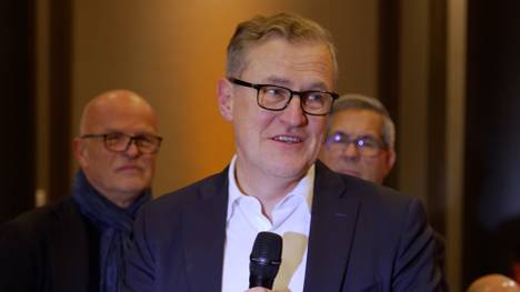 Auf seiner Bankettrede nach der Niederlage gegen den FC Arsenal versucht Jan-Christian Dreesen den ersten Dämpfer der Saison mit einem Lächeln abzumoderieren und die positiven Dinge der bisherigen Saison hervorzuheben.