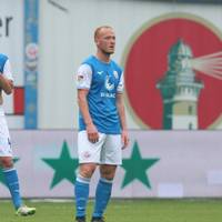 Hansa verliert gegen Karlsruhe sein viertes Spiel in Folge und bangt um den Klassenerhalt.