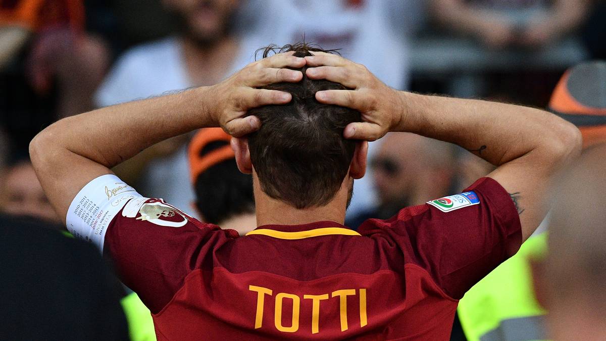 Totti kann seine Tränen nicht zurückhalten und läuft eine Ehrenrunde durch das Stadio Olimpico