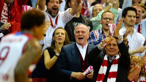 Uli Hoeneß jubelte im Pokal-Halbfinale den Basketballern des FC Bayern zu