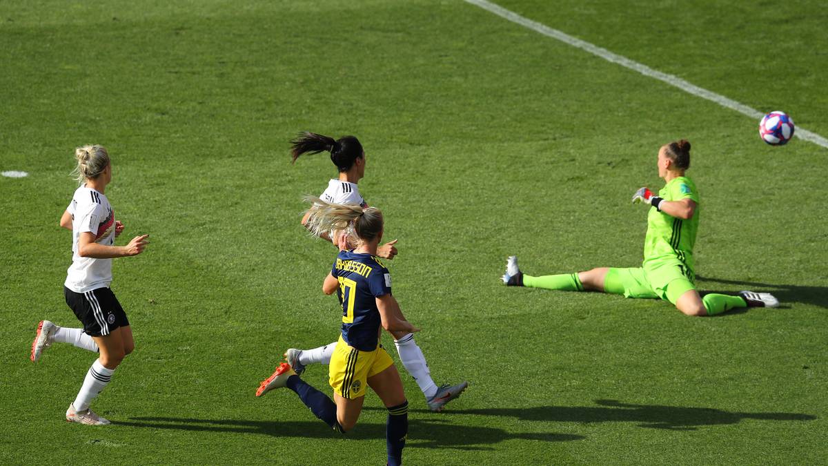 ALMUTH SCHULT: Sofort wieder eine tolle Parade in der 13. Minute. Beim Ausgleich im Eins-gegen-Eins gegen Jakobsson machtlos. Hielt den Kopfball vor dem 1:2 bärenstark, klärte aber unglücklich vor die Füße von Blackstenius, die locker einschieben konnte. SPORT1-Note: 2,5