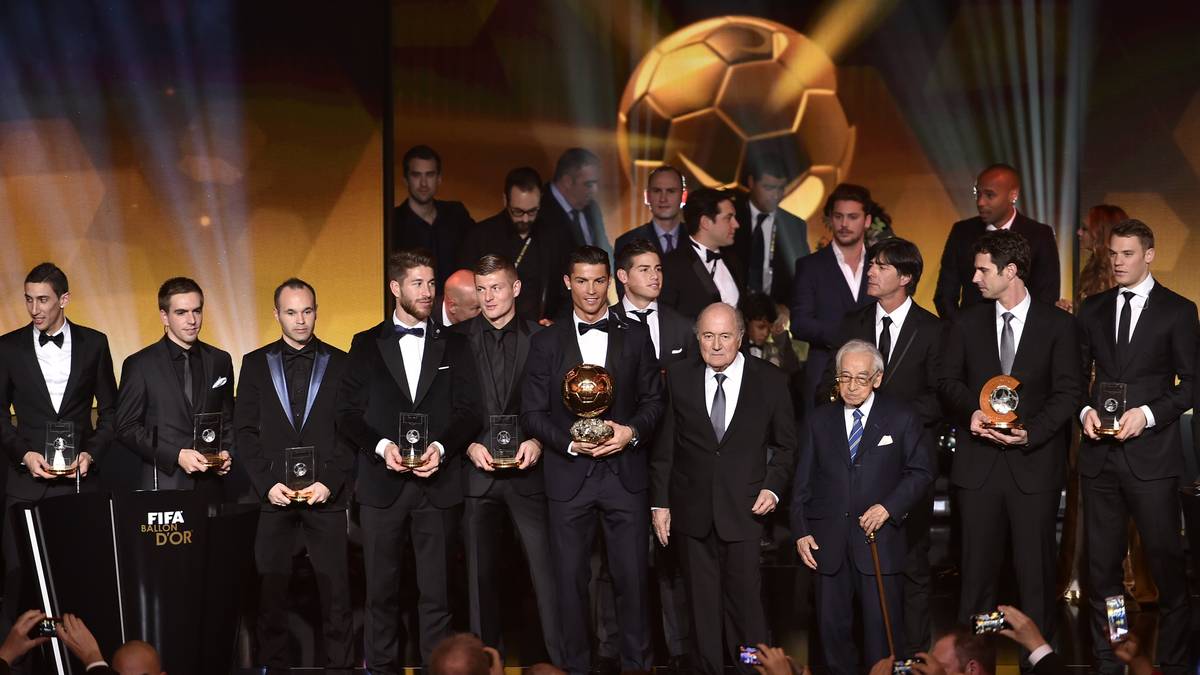 Das Rennen ist eröffnet! Wer gewinnt die begehrten FIFA-Auszeichnungen? Beim Goldenen Ball wird ein Nachfolger für Cristiano Ronaldo gesucht. Vielleicht holt der Portugiese den Titel am Montag (18.30 Uhr LIVE im TV auf SPORT1 und im LIVESTREAM) aber auch selbst. Bei den Trainern geht es um das Erbe von Bundestrainer Joachim Löw, und eine Deutsche hat gute Chancen auf den Titel der Weltfußballerin