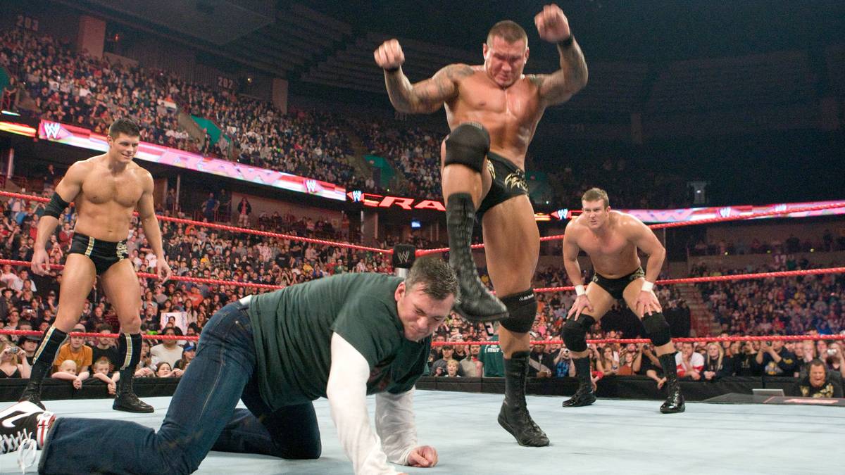 16. FEBRUAR 2009 - Randy Orton startet als Bösewicht neu durch, mit einer Serie von üblen Attacken. Denkwürdig vor allem ein Doppelschlag, bei dem er an einem Abend Stephanie McMahon niederstreckt und Bruder Shane einen Kopftritt verpasst