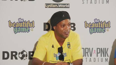 Vor dem “The Beautiful Game” mit vielen früheren und heutigen Fußballstars spricht Brasilien-Legende Ronaldinho über seine Freundschaft mit Lionel Messi und dessen Titelträume.