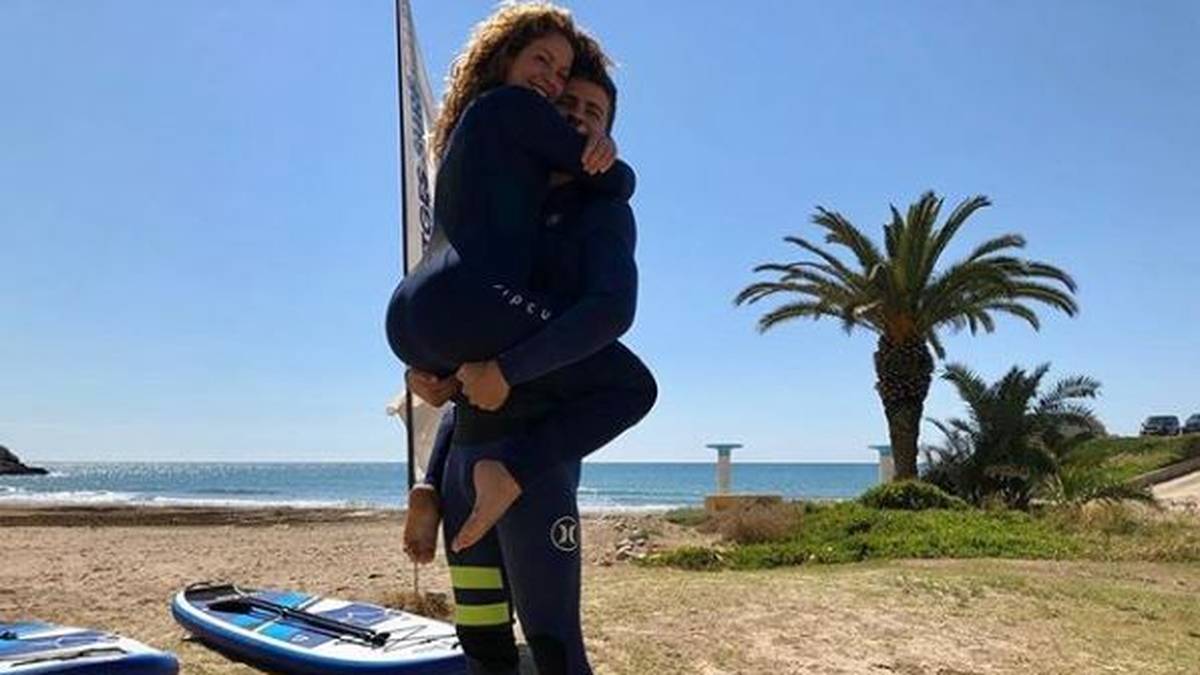 Barca-Star Gerard Piqué genießt seinen Sommerurlaub mit einer ganz anhänglichen Begleiterin: "Ich bin ein Koala!", schreibt seine Freundin Shakira unter dieses Foto.