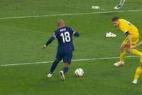 Im Achtelfinale der UEFA EURO 2024 zwischen Rumänien und den Niederlanden kommt es zu einer kuriosen Szene. Vor dem 3:0 von Oranje liegen auf einmal zwei Sneaker auf dem Feld.