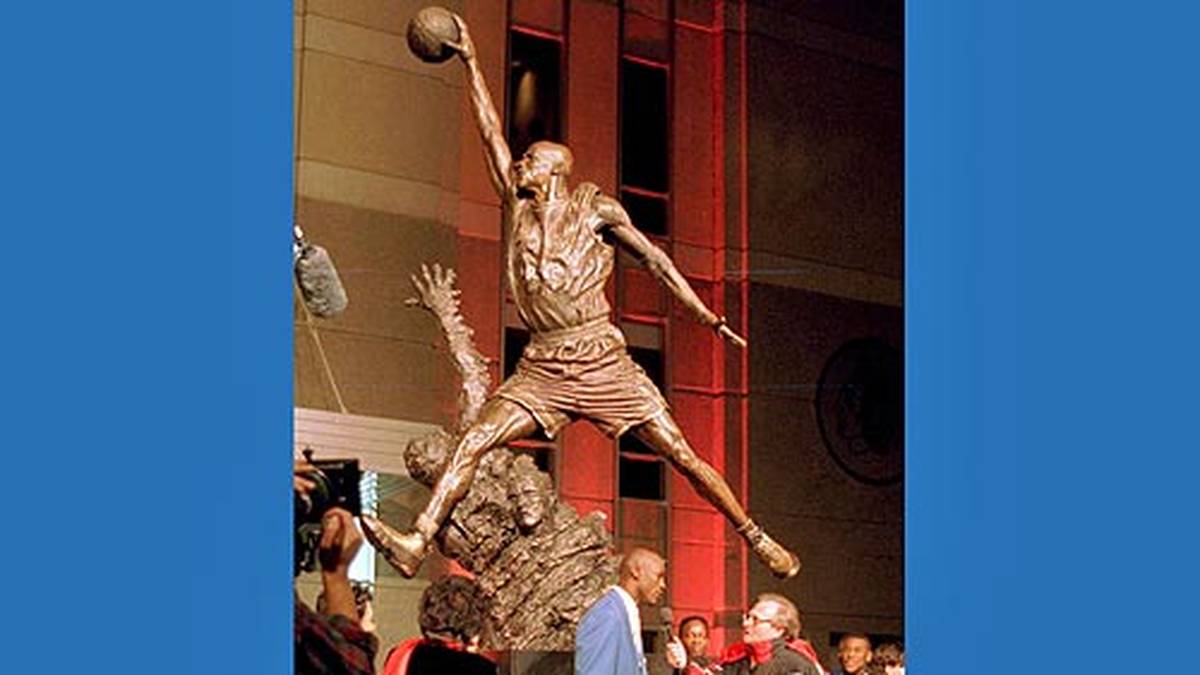 ... und die Statue "The Spirit" vor dem United Center enthüllt wird. Die Sehnsucht nach dem größeren Ball wächst.