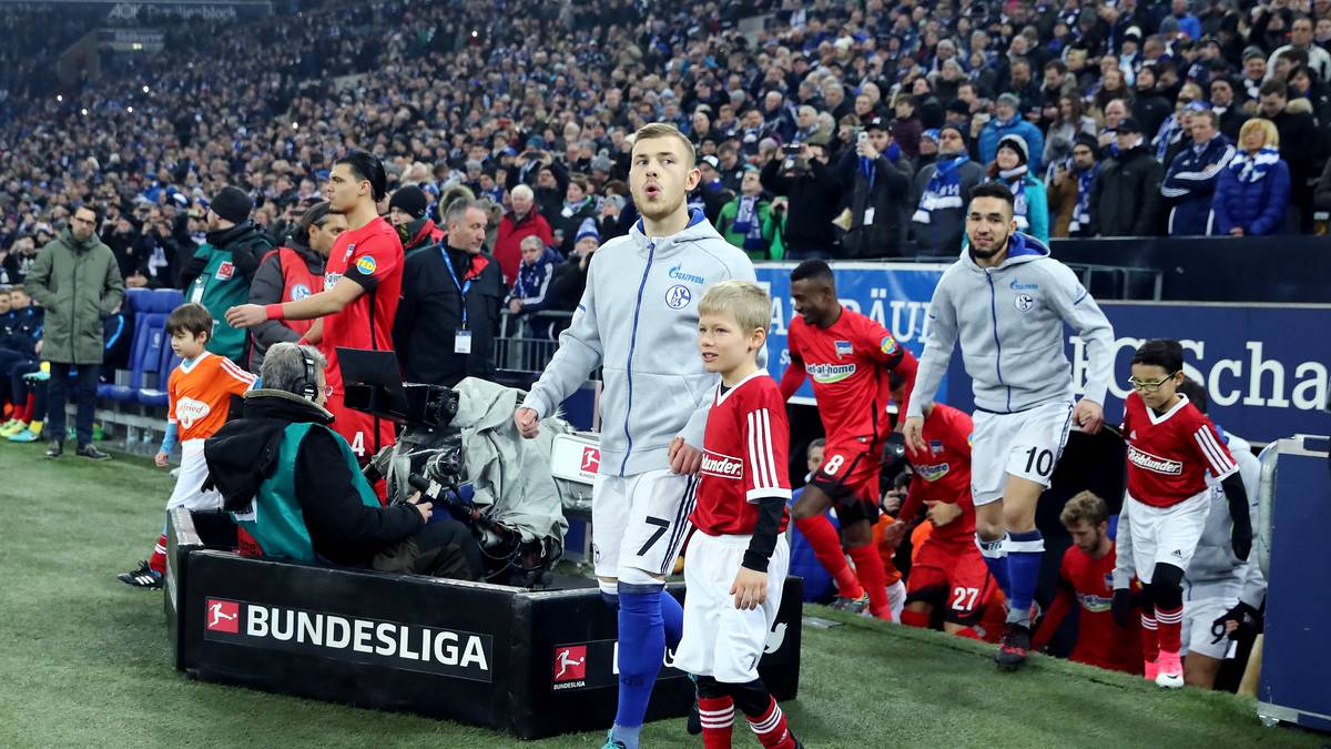 Der Dauerzoff um Max Meyer ist auch endlich Geschichte, seitdem der in Ungnade gefallene Mittelfeldspieler zu Crystal Palace gewechselt ist. Aus den Augen, aus dem Sinn