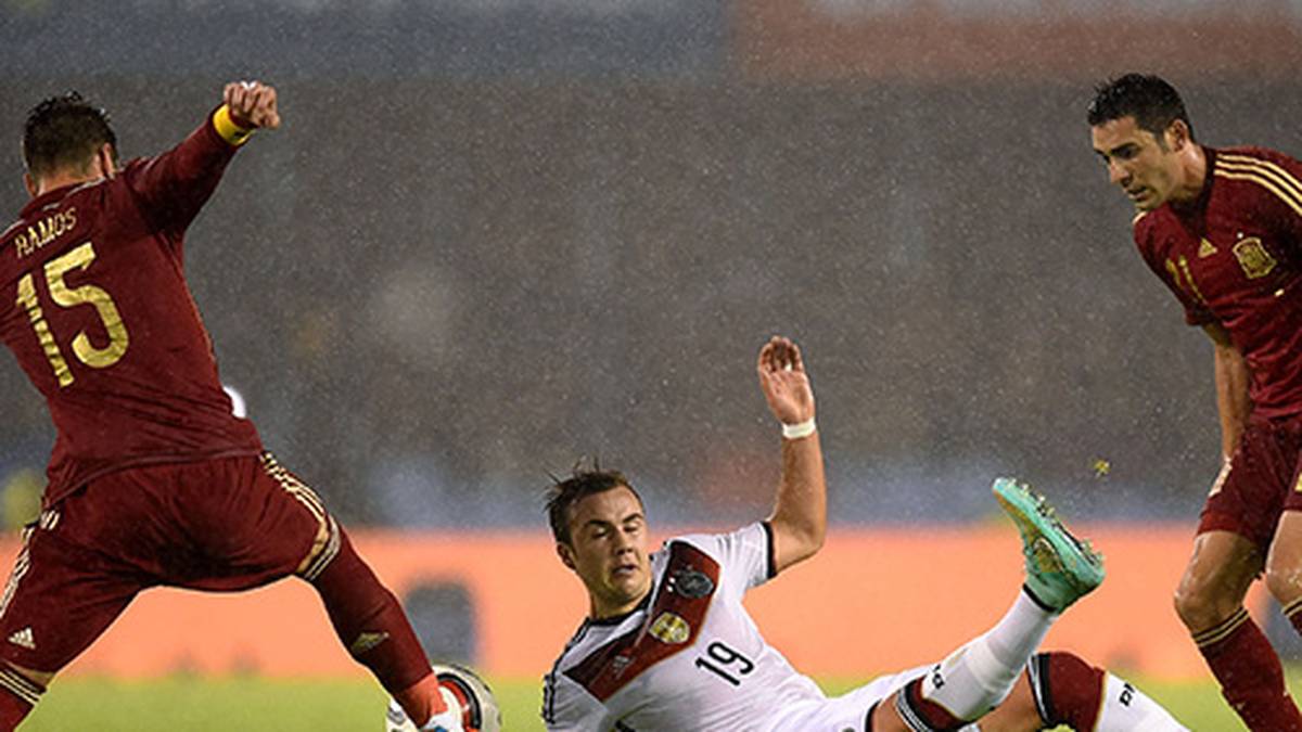 MARIO GÖTZE: Der Münchner war im Gegensatz zum Gibraltar-Spiel  wieder als ?falsche Neun? im Einsatz. Götze hatte in der 20 Minute eine Großchance, ansonsten agierte er nicht so auffällig wie zuletzt.  SPORT1-Note: 3