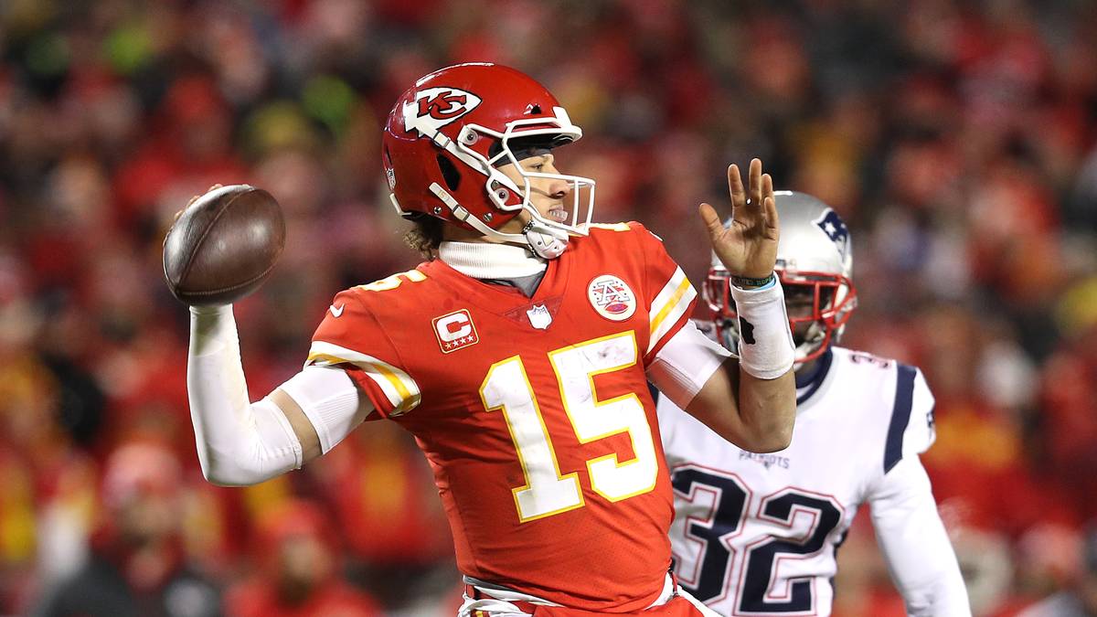 QUARTERBACK: Patrick Mahomes. Mit gerade einmal 23 Jahren der aktuell beste Quarterback der NFL. Lieferte 2018 in seiner ersten Saison als Starting-Quarterback eine spektakuläre Leistung. Völlig zurecht ernannte ihn die NFL zum MVP