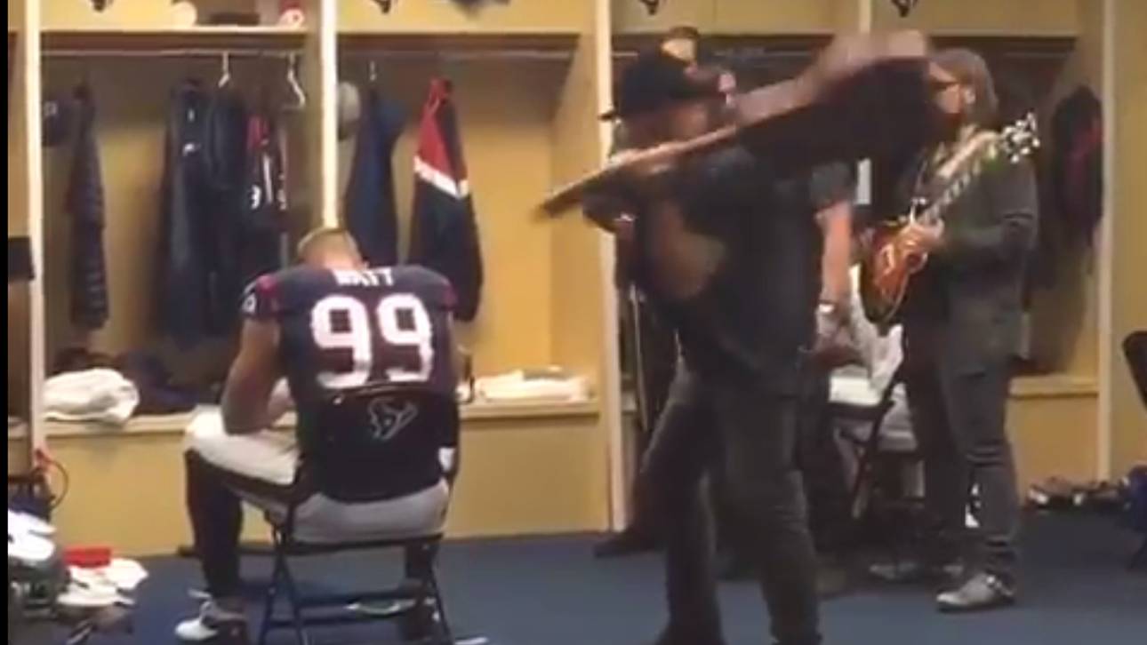 NFL-Star lässt sich mit Gitarre schlagen