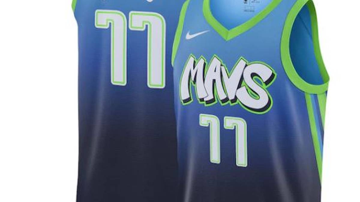 DALLAS MAVERICKS: Als Hommage an Big D's schrulliges Viertel Deep Ellum, das für seine bunten Wandmalereien und sein vielseitiges Nachtleben bekannt ist, zeigt das Trikot elektrische Farben aus der Skyline von Dallas, wobei die Schriftkunst von der lebendigen Nachbarschaft inspiriert ist
