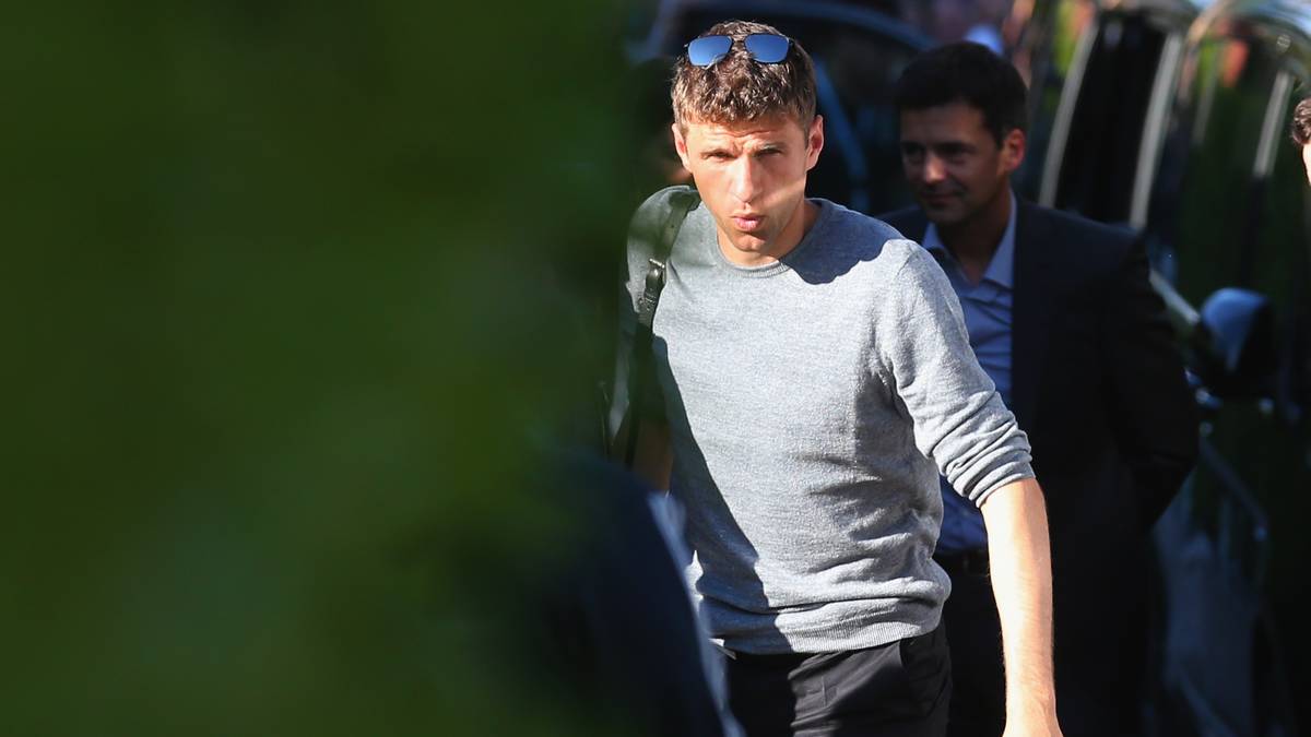 Thomas Müller ist nach dem Doublegewinn mit dem FC Bayern gut drauf und pfeift vor sich hin